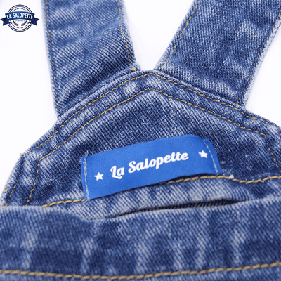 Salopette avec l'étiquette